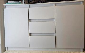 Witte ladekast met deuren beschikbaar voor biedingen