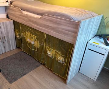 Hoogslaper met kastje en bureau beschikbaar voor biedingen