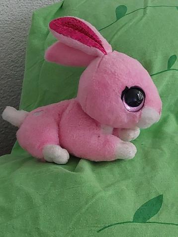 Schattig roze knuffelkonijn beschikbaar voor biedingen