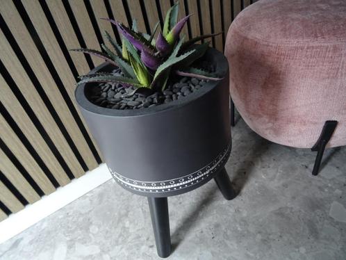 ZWARTE BLOEMPOT OP POTEN + KUNSTPLANT + STEENTJES, Tuin en Terras, Bloempotten, Zo goed als nieuw, Overige materialen, Binnen