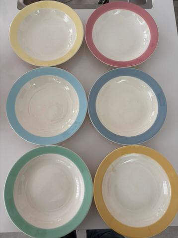 Regout pastel diepe borden en vleesschaal beschikbaar voor biedingen