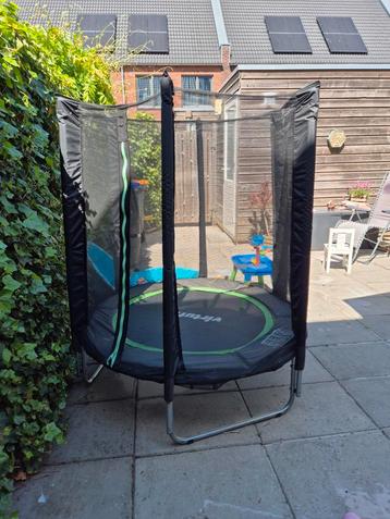 Mooie trampoline, amper gebruikt. beschikbaar voor biedingen