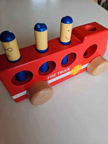 Houten Brandweerwagen met Inzittenden beschikbaar voor biedingen