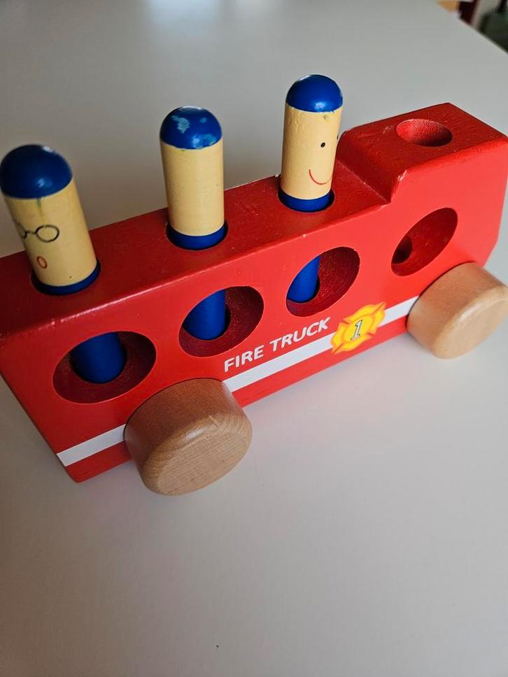 Houten Brandweerwagen met Inzittenden, Kinderen en Baby's, Speelgoed | Houten speelgoed, Zo goed als nieuw, Duw- of Trekspeelgoed