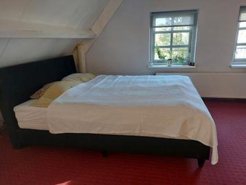 Tweepersoonsbed met matras en dekbed