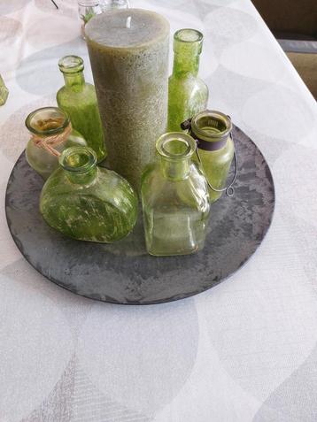 Verschillende groene glazen (oude)  flesjes, waxinehouders, beschikbaar voor biedingen
