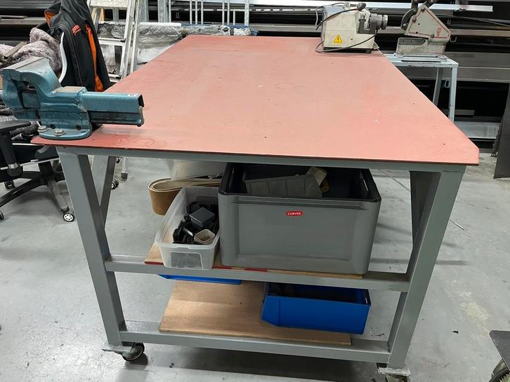 Zware metalen  verrijdbare werkbank met bankschroef, Doe-het-zelf en Verbouw, Gereedschap | Handgereedschap, Gebruikt, Ophalen of Verzenden