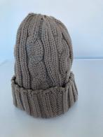 Gebreide muts met kabelpatroon, Ophalen of Verzenden, Zo goed als nieuw, One size fits all, Hoed