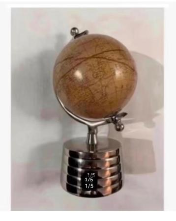 Mooie wereldbol, woondecoratie, op mooie voet 25 cm hg beschikbaar voor biedingen