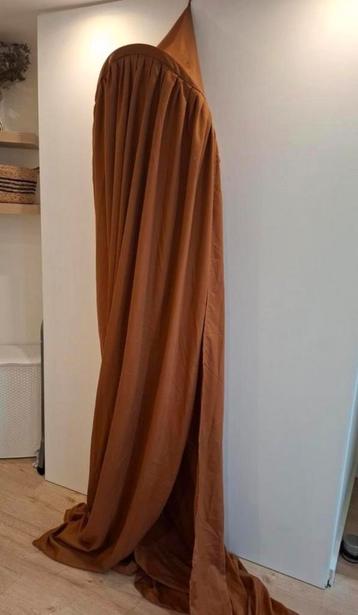 Mooie klamboe babykamer roestbruin beschikbaar voor biedingen