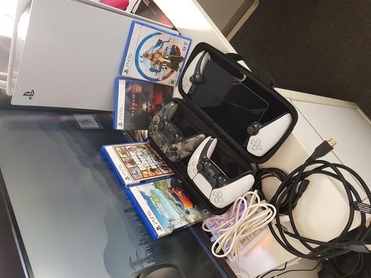 PS5 Disc Edition(Fat) with 2 controllers and PS RemotePortal, Spelcomputers en Games, Games | Sony PlayStation 5, Ophalen of Verzenden