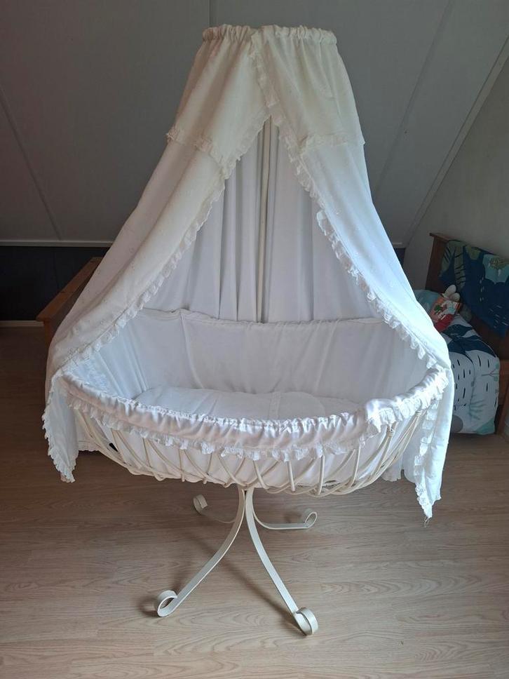 Fraaie wieg met smeedijzeren standdaard, Kinderen en Baby's, Babywiegjes en Ledikanten, Zo goed als nieuw, Wieg, Ophalen