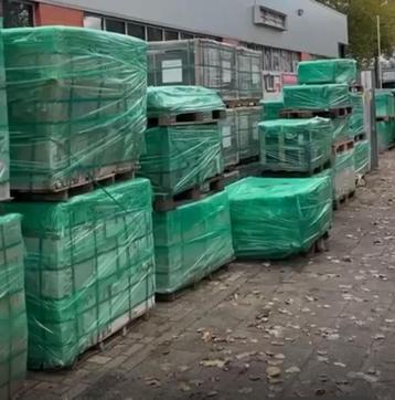 Nieuwe tegels te koop beschikbaar voor biedingen