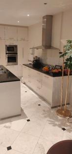 Design keuken met kastwand, kookeiland en werkeiland, Huis en Inrichting, Keuken | Complete keukens, Ophalen, Gebruikt, Wit, Graniet of Steen