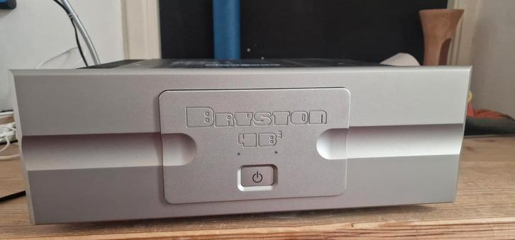 Bryston 4b3, champagnekleurig, 11 maanden oud, Audio, Tv en Foto, Versterkers en Receivers, Zo goed als nieuw, 120 watt of meer