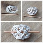 NIEUW! Bolvormige haarspeld van macrame met houten pin, Ophalen of Verzenden, Nieuw, Haarspeld