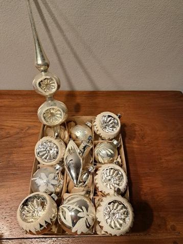 Vintage oudere nostalgische kerstballen en deukpiek beschikbaar voor biedingen