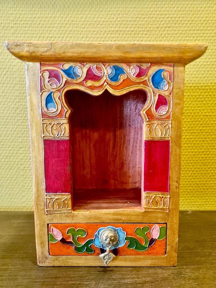 TIBETAANS HUISALTAAR 23 CM, Verzamelen, Religie, Nieuw, Boeddhisme, Overige typen, Ophalen of Verzenden