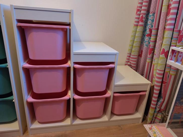 Ikea Trofast kast met roze bakken, Kinderen en Baby's, Kinderkamer | Commodes en Kasten, Zo goed als nieuw, Kast, 90 tot 105 cm