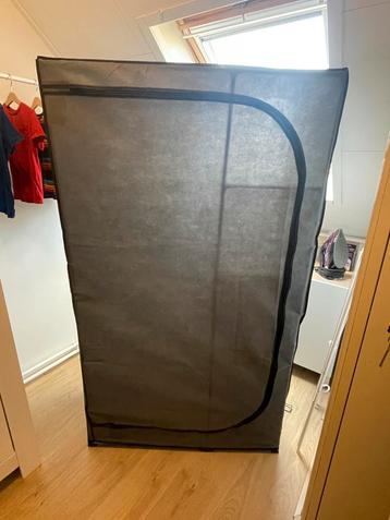 Textiele kledingkast gratis af te halen zgan beschikbaar voor biedingen