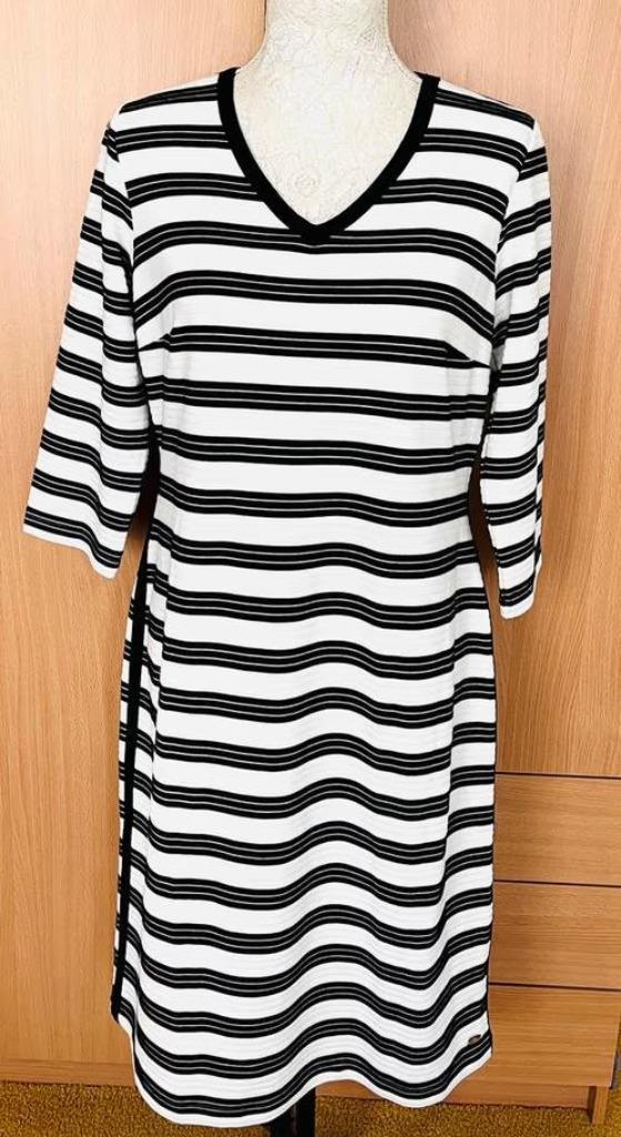 Angelle Milan gestreepte jurk maat 42[v], Kleding | Dames, Jurken, Zo goed als nieuw, Maat 42/44 (L), Zwart, Knielengte, Ophalen of Verzenden