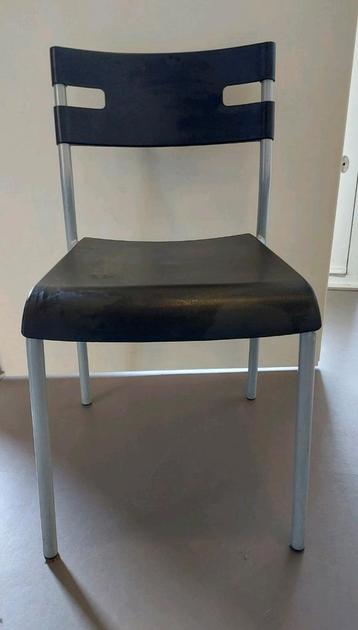 Grijs zwarte IKEA stapelbare eettafel stoelen