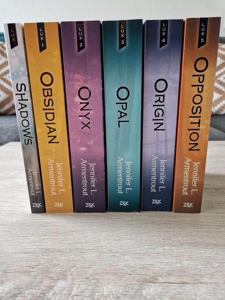 Lux Serie Jennifer L Armentrout - paperback - Nederlands, Boeken, Fantasy, Zo goed als nieuw, Ophalen of Verzenden