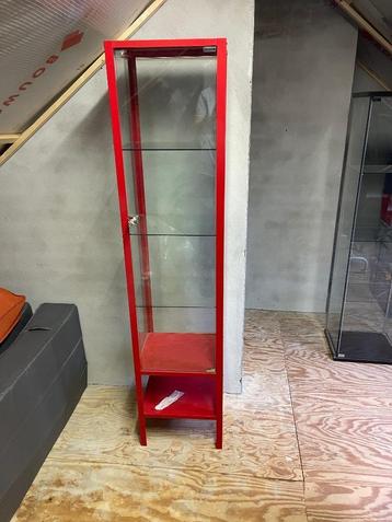 Vitrine kasten beschikbaar voor biedingen