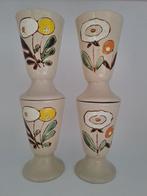 4 Vintage koffiebekers op voet, Ophalen of Verzenden, Aardewerk, Overige stijlen
