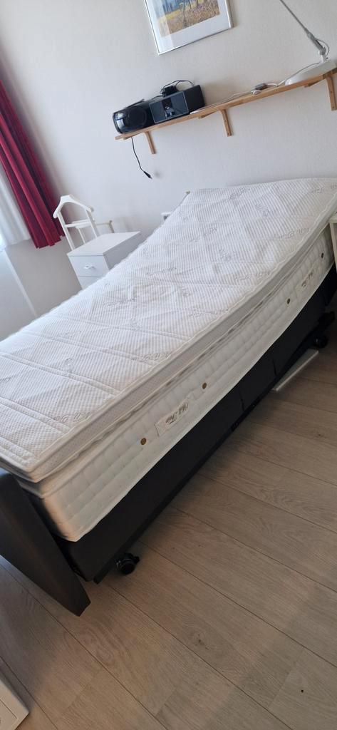 ZGAN Well-Fair elektrisch bed: hoog-laag, senioren/thuiszorg, Huis en Inrichting, Slaapkamer | Boxsprings, Zo goed als nieuw, 90 cm