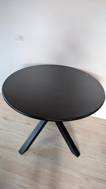 Zwarte houten tafel rond casa 105cm met label 51 stoelen beschikbaar voor biedingen