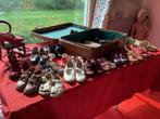 Antieke kinderschoenen   In antieke koffer., Ophalen