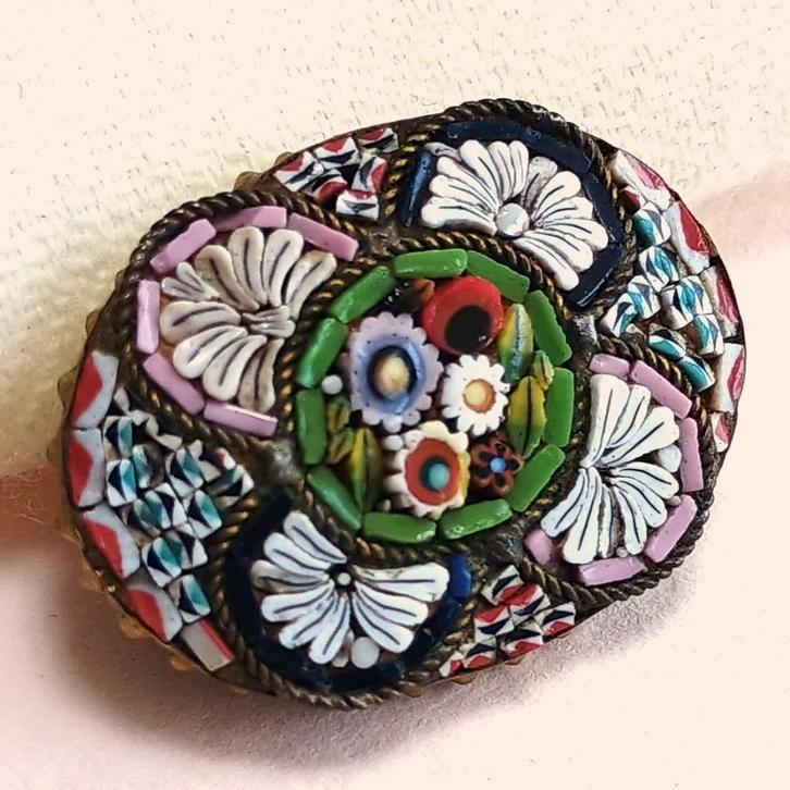 Vintage broche micro mozaïek glas bloemen jaren '30, Sieraden, Tassen en Uiterlijk, Broches, Gebruikt, Overige materialen, Overige kleuren