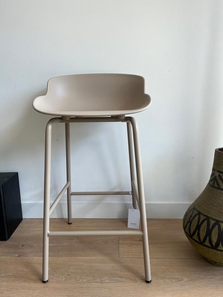 Normann Copenhagen Hyg kruk, Huis en Inrichting, Barkrukken, Zo goed als nieuw, 60 tot 90 cm, Kunststof, Metaal, 1 kruk, Ophalen