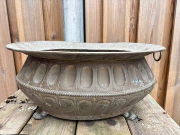 Antieke Metalen Plantenbak Leeuwenpoten – 42 cm beschikbaar voor biedingen