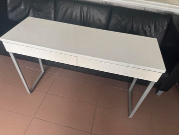 Witte hoigglans bureau beschikbaar voor biedingen