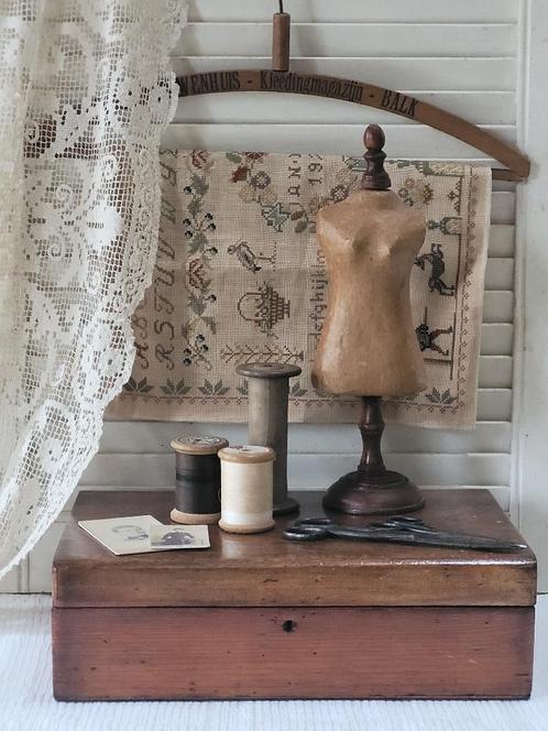 Vintage naaidoos - naaibox - met fournituren - BrocantGoed -, Antiek en Kunst, Curiosa en Brocante, Ophalen of Verzenden