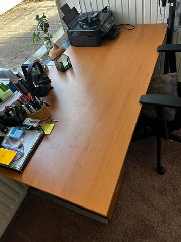 GRATIS bureau met ladekastje