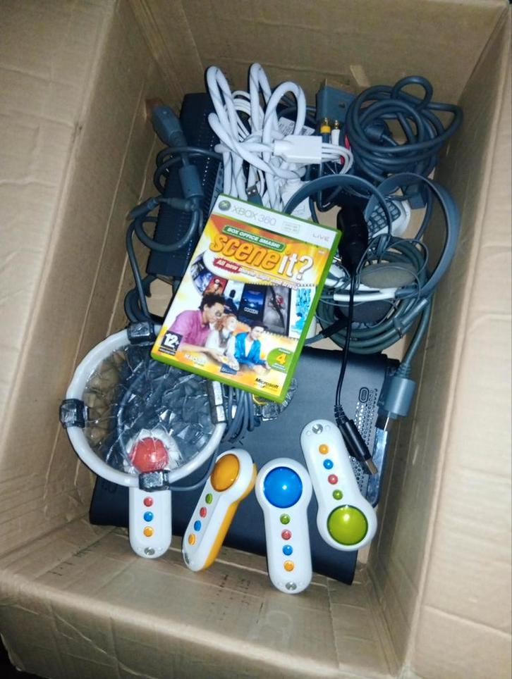 Xbox 360 met toebehoren werkend  vraagprijs 60, Spelcomputers en Games, Spelcomputers | Xbox 360, Zo goed als nieuw, Met 2 controllers