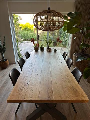 Handgemaakte eikenhouten eettafel met stalen poten beschikbaar voor biedingen