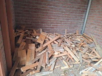 Resthout / balkjes / latjes / brandhout / hout /sloophout beschikbaar voor biedingen