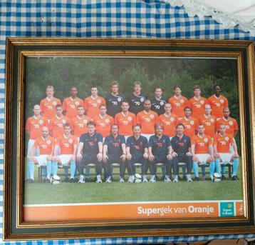 Voetbalposter oud Ned elftal in mooie lijst. beschikbaar voor biedingen