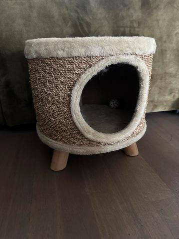 Kattenmand/ krabpaal beschikbaar voor biedingen