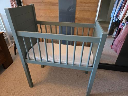 Ledikantje inclusief matrasje, matrasbeschemer en hoeslaken, Kinderen en Baby's, Babywiegjes en Ledikanten, Zo goed als nieuw
