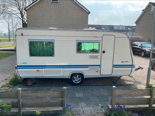 Adria Unica B 462 DP April 25 nog gekeurd, Caravans en Kamperen, Caravans, Particulier, tot en met 4, 750 - 1000 kg, Treinzit