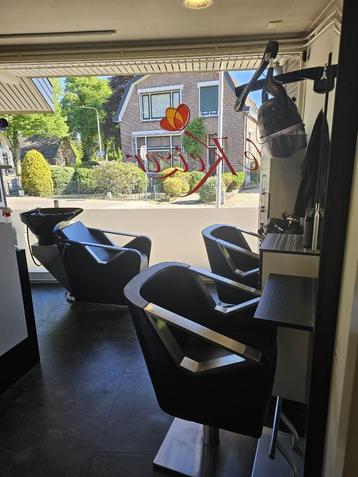 Zeer nette complete kapsalon inrichting beschikbaar voor biedingen