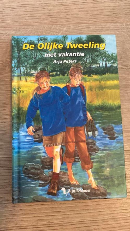 Arja Peters - De olijke tweeling met vakantie, Boeken, Kinderboeken | Jeugd | 10 tot 12 jaar, Zo goed als nieuw, Ophalen of Verzenden