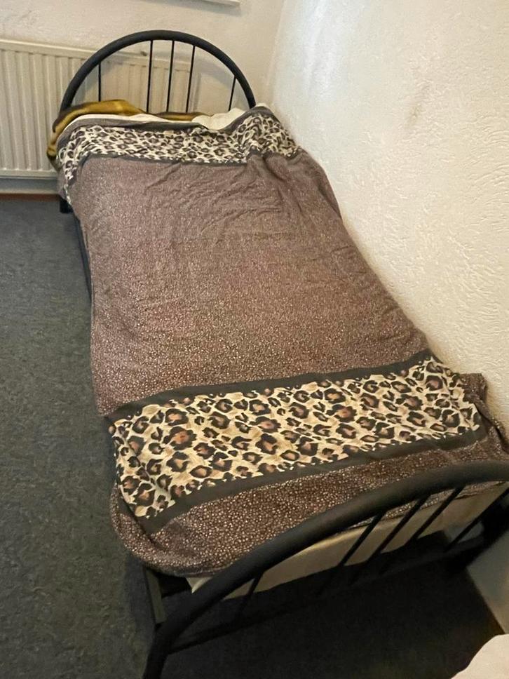 Eenpersoonsbed met luipaardprint dekbed, Huis en Inrichting, Slaapkamer | Bedden, Gebruikt, Eenpersoons, 90 cm, 200 cm, Metaal