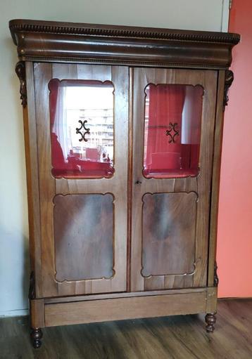 Antieke mahonie kast kabinet met glas, rood vilt en lampje beschikbaar voor biedingen