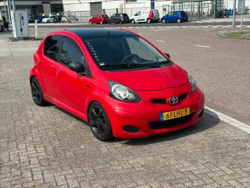 Toyota Aygo 1.0 12V Vvt-i 5DRS 2010 Rood nieuwe APK+banden beschikbaar voor biedingen